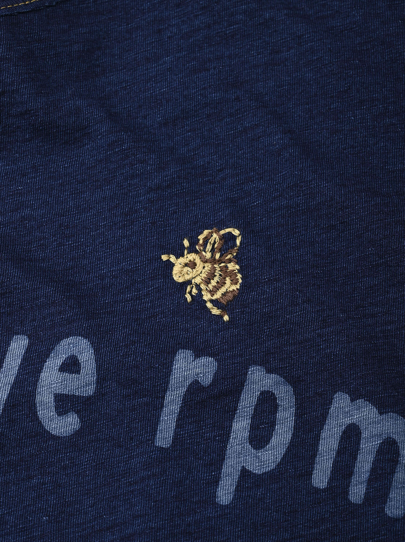Bee刺繍の908ロゴTシャツ（インディゴ・サイズ3・4・5）