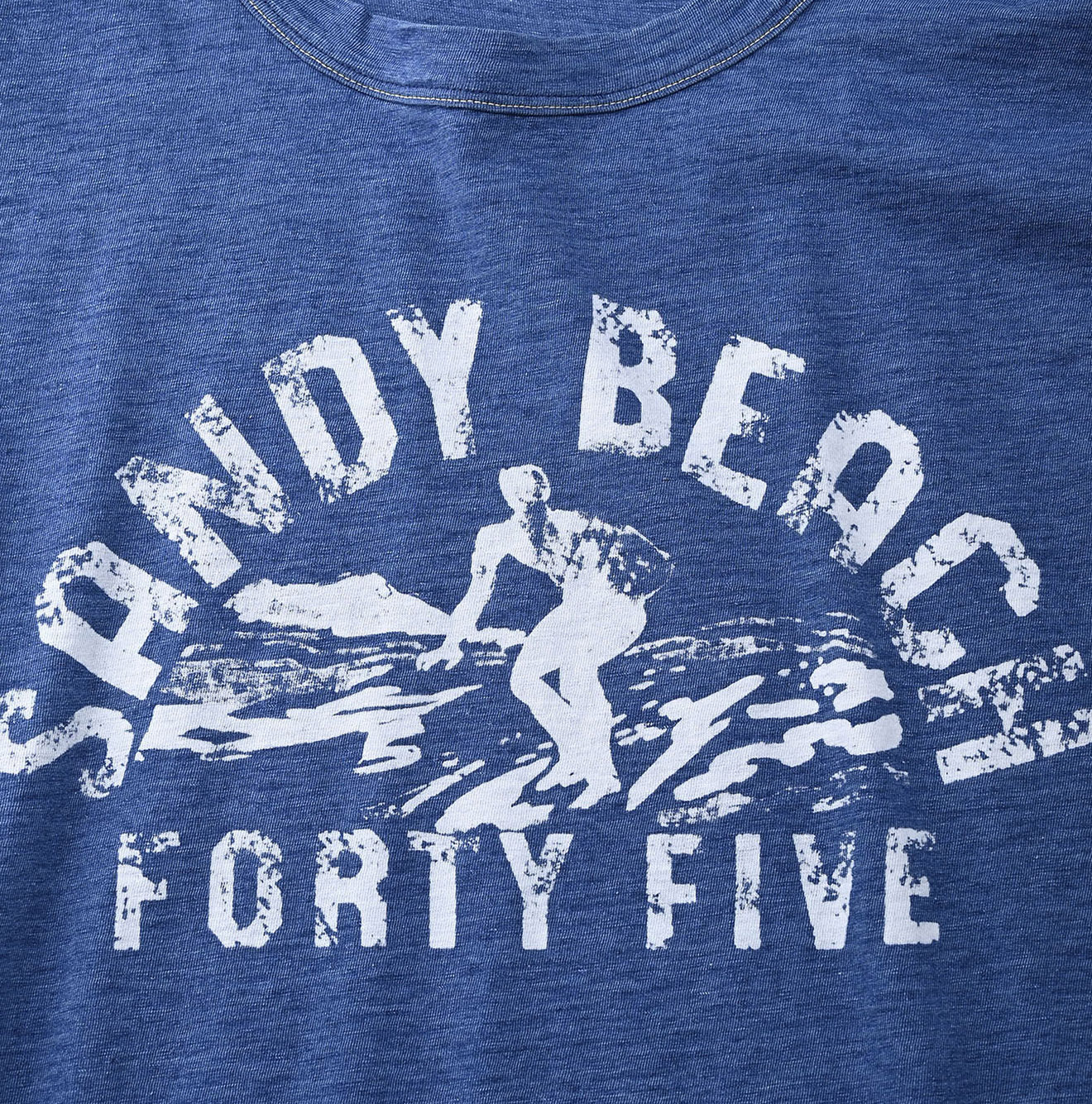 SANDY BEACHプリントの908オーシャンTシャツ（インディゴ加工）