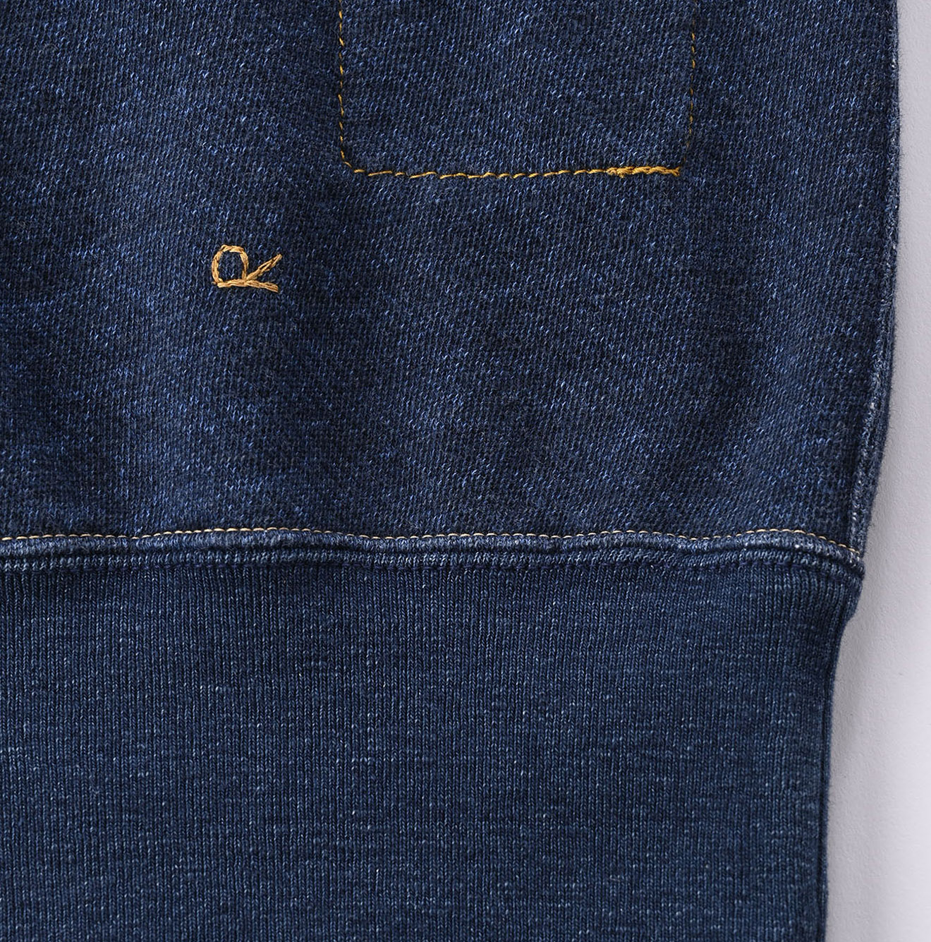 HERITAGE ブルマリン刺繍の裏毛スウェットシャツ（インディゴ加工・サイズ3〜5）