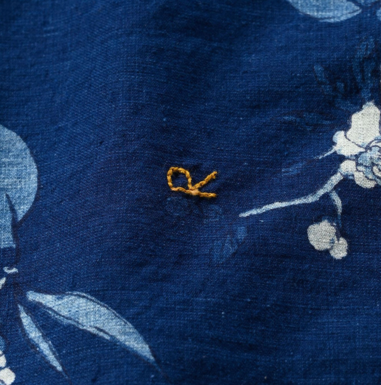 インドカディシャツデニムのお花畑バンダナ（藍染）