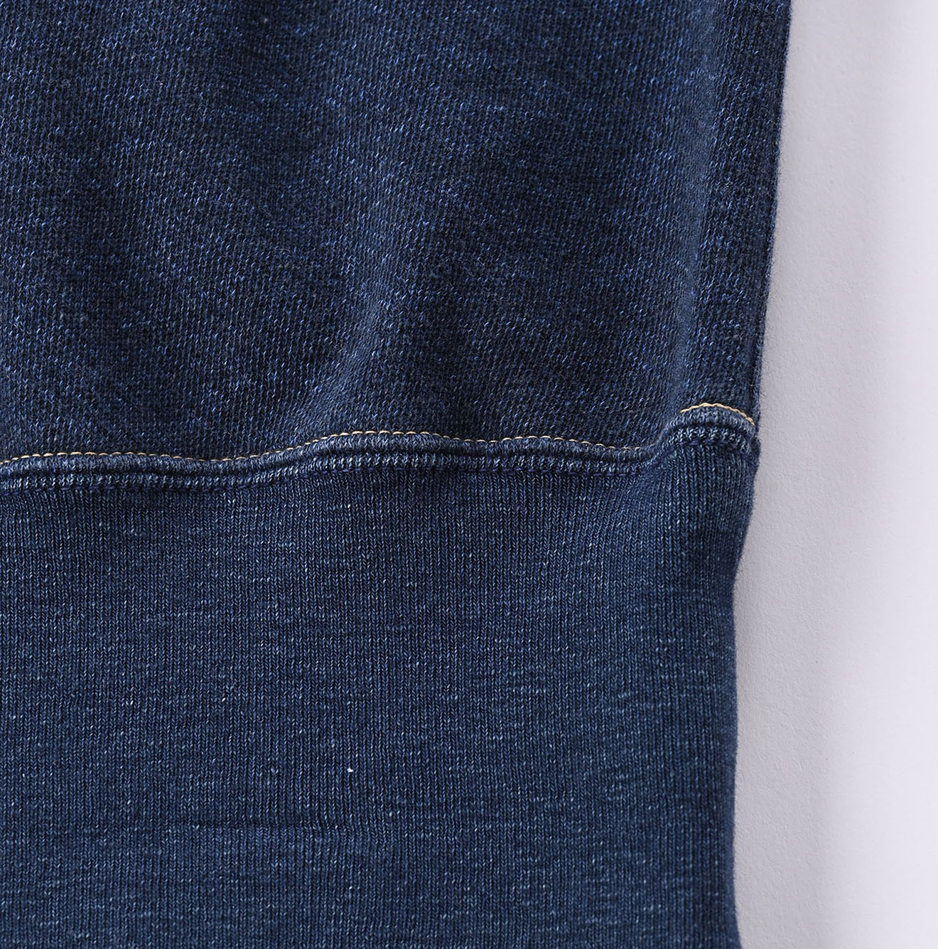 HERITAGE ブルマリン刺繍の裏毛スウェットシャツ（インディゴ加工・サイズ1〜2）